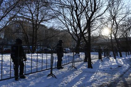 Москва. Сотрудники правоохранительных органов у здания Мосгорсуда, где будет рассматриваться требование ФСИН о замене условного срока Алексея Навального на реальный.