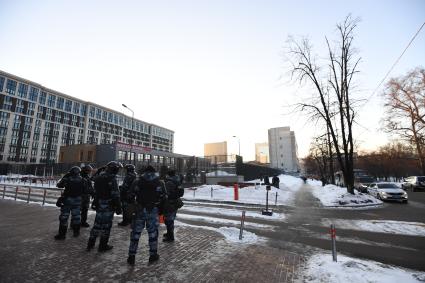 Москва. Сотрудники правоохранительных органов у здания Мосгорсуда, где  будет рассматриваться требование ФСИН о замене условного срока Алексея Навального на реальный.