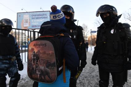 Москва. Сотрудники правоохранительных органов у здания Мосгорсуда, где  будет рассматриваться требование ФСИН о замене условного срока Алексея Навального на реальный.