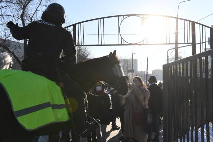 Москва.  Конная полиция в районе Мосгорсуда, где  будет рассматриваться требование ФСИН о замене условного срока Алексея Навального на реальный.