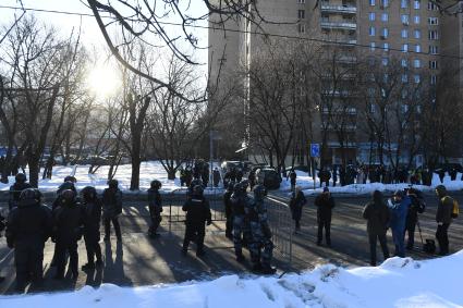 Москва. Сотрудники правоохранительных органов у здания Мосгорсуда, где  будет рассматриваться требование ФСИН о замене условного срока Алексея Навального на реальный.