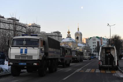 Москва. Автомобили полиции у храма Преображения Господня на Преображенской площади, вблизи которой ожидается акция в поддержку Алексея Навального у здания Мосгорсуда, где  будет рассматриваться требование ФСИН о замене условного срока А. Навального на реальный.