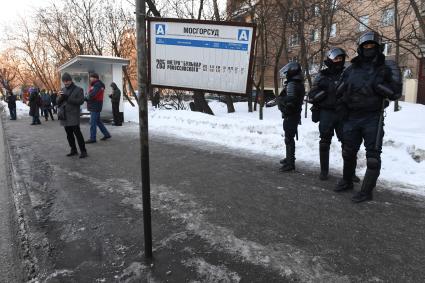 Москва. Сотрудники правоохранительных органов у автобусной остановки, вблизи которой ожидается акция в поддержку Алексея Навального у здания Мосгорсуда, где будет рассматриваться требование ФСИН о замене условного срока А. Навального на реальный.