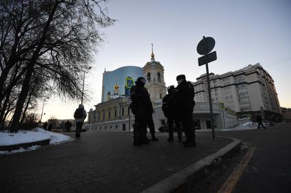 Москва. Сотрудники правоохранительных органов у храма Преображения Господня на Преображенской площади, вблизи которой ожидается акция в поддержку Алексея Навального у здания Мосгорсуда, где  будет рассматриваться требование ФСИН о замене условного срока А. Навального на реальный.