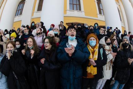 Челябинск. Участники несанкционированной акции в поддержку Алексея Навального на одной из улиц города.