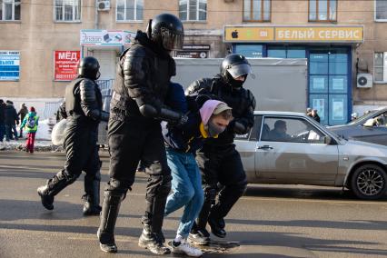 Челябинск. Сотрудники правоохранительных органов задерживают участника несанкционированной акции протеста в поддержку Алексея Навального.