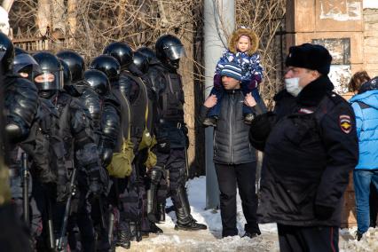 Челябинск.  Сотрудники правоохранительных органов и участники несанкционированной акции в поддержку оппозиционера Алексея Навального.