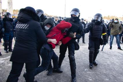 Челябинск. Сотрудники правоохранительных органов задерживают участника несанкционированной акции протеста в поддержку Алексея Навального.