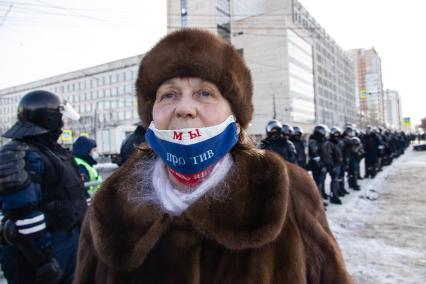 Челябинск.  Сотрудники правоохранительных органов и участница несанкционированной акции в поддержку оппозиционера Алексея Навального.