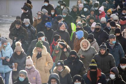 Челябинск. Участники несанкционированной акции в поддержку Алексея Навального на одной из улиц города.