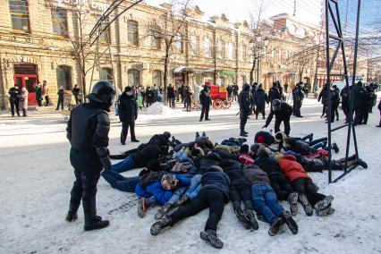 Челябинск. Сотрудники правоохранительных органов задерживают участников несанкционированной акции протеста в поддержку Алексея Навального.