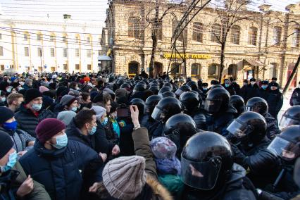 Челябинск.  Сотрудники правоохранительных органов и участники несанкционированной акции в поддержку оппозиционера Алексея Навального.