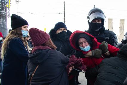 Челябинск. Сотрудники правоохранительных органов задерживают участника несанкционированной акции протеста в поддержку Алексея Навального.