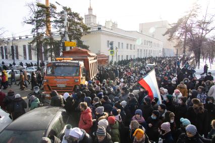 Челябинск. Участники несанкционированной акции в поддержку Алексея Навального на одной из улиц города.