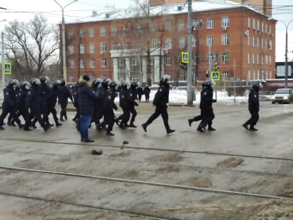 Пермь. Сотрудники правоохранительных органов во время  несанкционированной акции в поддержку Алексея Навального.