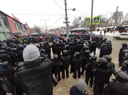 Пермь. Сотрудники правоохранительных органов и участники несанкционированной акции в поддержку Алексея Навального.