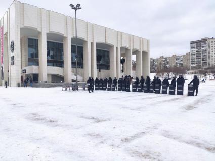 Пермь. Сотрудники правоохранительных органов во время несанкционированной акции в поддержку Алексея Навального на Театральной площади.