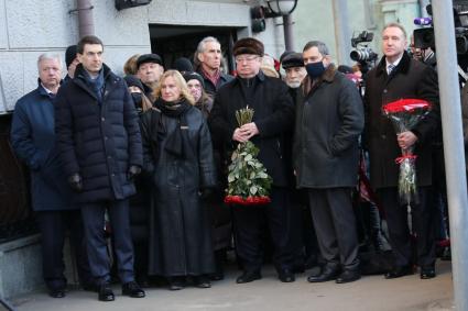 3-я Тверская-Ямская улица, дом 48. Открытие мемориальной доски в честь экс-мэра столицы Юрия Михайловича Лужкова. 2020. На снимке (слева направо): председатель Федерации независимых профсоюзов России Михаил Шмаков, член Совета безопасности РФ Игорь Щеголев, гендиректор Большого театра Владимир Урин, вдова Юрия Лужкова Елена Батурина, экс-премьер Сергей Степашин, председатель Комитета Госдумы по информполитике Александр Хинштейн и председатель госкорпорации развития ВЭБ.РФ Игорь Шувалов