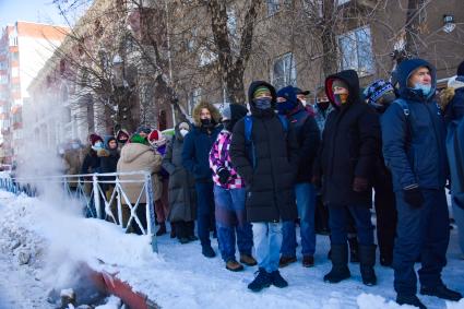 Новосибирск.  Участники несанкционированной акции в поддержку Алексея Навального на одной из улиц города.