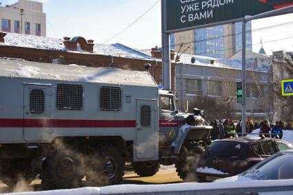 Новосибирск.  Автомобиль Росгвардии во время несанкционированной акции в поддержку Алексея Навального.