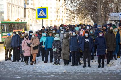 Новосибирск.  Участники несанкционированной акции в поддержку Алексея Навального на одной из улиц города.