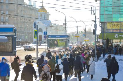Новосибирск.  Участники несанкционированной акции в поддержку Алексея Навального на Красном проспекте.