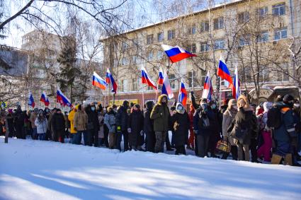 Новосибирск.  Участники несанкционированной акции в поддержку Алексея Навального на одной из улиц города.