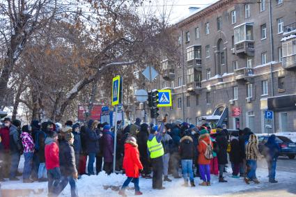 Новосибирск.  Участники несанкционированной акции в поддержку Алексея Навального на одной из улиц города.