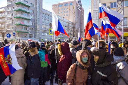 Новосибирск.  Участники несанкционированной акции в поддержку Алексея Навального на одной из улиц города.