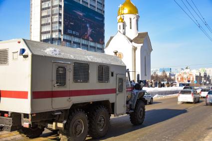 Новосибирск.  Автомобиль Росгвардии во время несанкционированной акции в поддержку Алексея Навального на Красном проспекте.