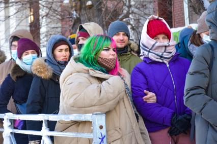 Новосибирск.  Участники несанкционированной акции в поддержку Алексея Навального на одной из улиц города.