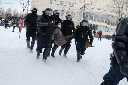 Санкт-Петербург. Сотрудники правоохранительных органов задерживают участника несанкционированной акции в поддержку оппозиционера Алексея Навального.