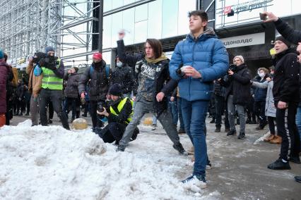 Санкт-Петербург. Митингующие во время несанкционированной акции в поддержку Алексея Навального.