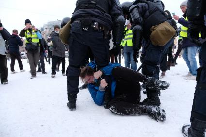 Санкт-Петербург. Сотрудники правоохранительных органов задерживают участника несанкционированной акции в поддержку оппозиционера Алексея Навального.