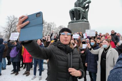 Санкт-Петербург.  Участники несанкционированной акции в поддержку оппозиционера Алексея Навального.