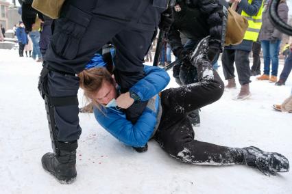 Санкт-Петербург. Сотрудники правоохранительных органов задерживают участника несанкционированной акции в поддержку оппозиционера Алексея Навального.