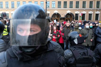 Санкт-Петербург. Митингующие во время несанкционированной акции в поддержку Алексея Навального.