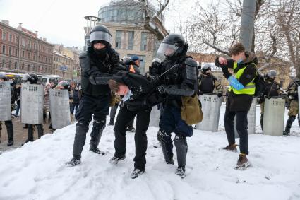 Санкт-Петербург. Сотрудники правоохранительных органов задерживают участника несанкционированной акции в поддержку оппозиционера Алексея Навального.