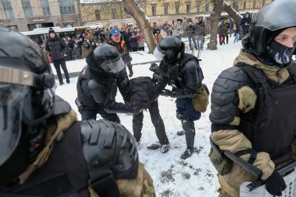 Санкт-Петербург. Сотрудники правоохранительных органов задерживают участника несанкционированной акции в поддержку оппозиционера Алексея Навального.