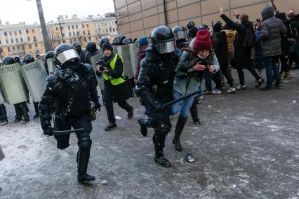 Санкт-Петербург.  Сотрудники правоохранительных органов во время несанкционированной акции в поддержку Алексея Навального.