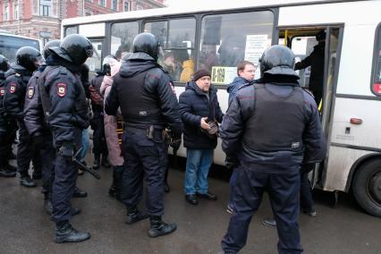 Санкт-Петербург. Сотрудники правоохранительных органов задерживают участников несанкционированной акции в поддержку оппозиционера Алексея Навального.