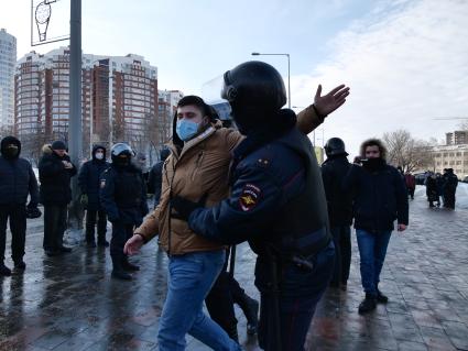 Самара. Сотрудники правоохранительных органов задерживают участника несанкционированной акции протеста в поддержку Алексея Навального.