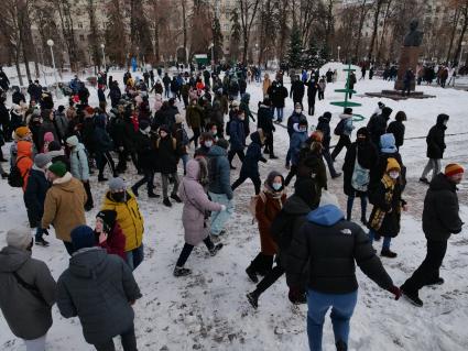 Самара. Участники несанкционированной акции в поддержку Алексея Навального.