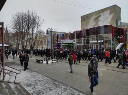 Саратов.  Участники несанкционированной акции в поддержку Алексея Навального.