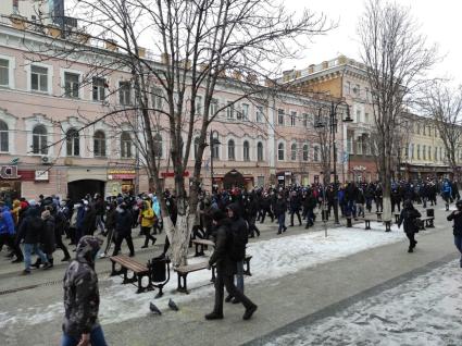 Саратов.  Участники несанкционированной акции в поддержку Алексея Навального.