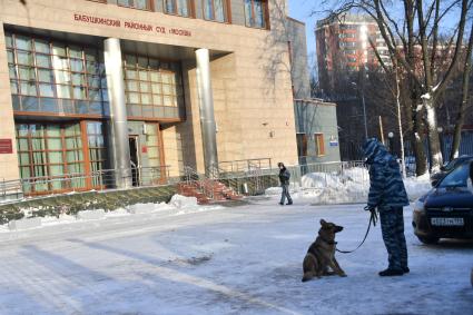 Москва. Полицейские у здания Бабушкинского суда, где проходит заседание по делу А. Навального, обвиняемого в клевете в отношении ветерана.