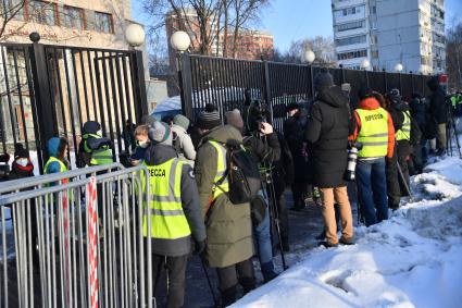 Москва. Сторонники оппозиционера Алексея Навльного у здания Бабушкинского суда, где проходит заседание по делу А. Навального, обвиняемого в клевете в отношении ветерана.