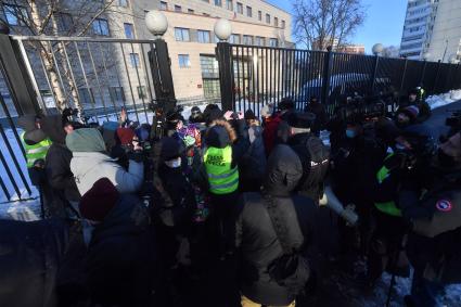 Москва. Сторонники оппозиционера Алексея Навльного у здания Бабушкинского суда, где проходит заседание по делу А. Навального, обвиняемого в клевете в отношении ветерана.