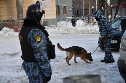 Москва. Полицейские у здания Бабушкинского суда, где проходит заседание по делу А. Навального, обвиняемого в клевете в отношении ветерана.