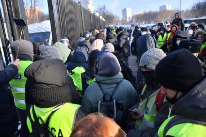 Москва. Сторонники оппозиционера Алексея Навльного у здания Бабушкинского суда, где проходит заседание по делу А. Навального, обвиняемого в клевете в отношении ветерана.